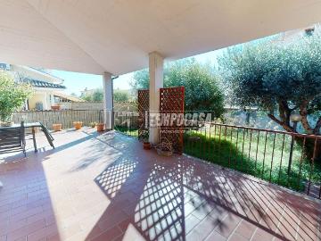 Villetta bifamiliare in vendita di 220 m² in Via Montecarlo, 8