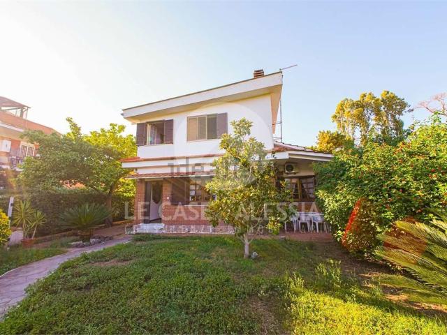 Villetta bifamiliare in vendita di 220 m² in Via Neto, 12