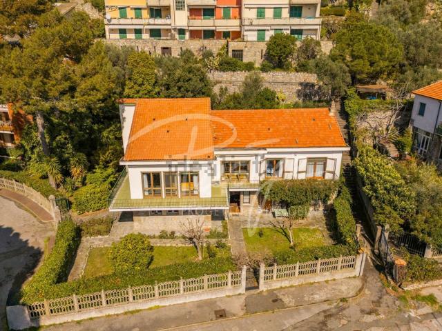 Villetta bifamiliare in vendita di 220 m² in Via Olivo, 241