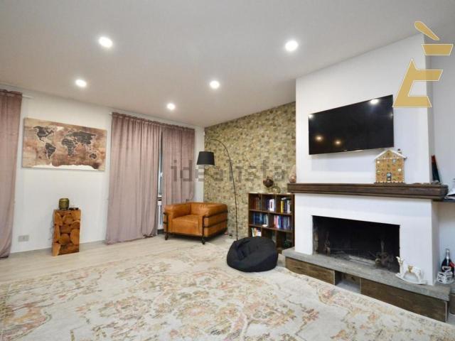 Villetta bifamiliare in vendita di 220 m² in Via Pinto, 8