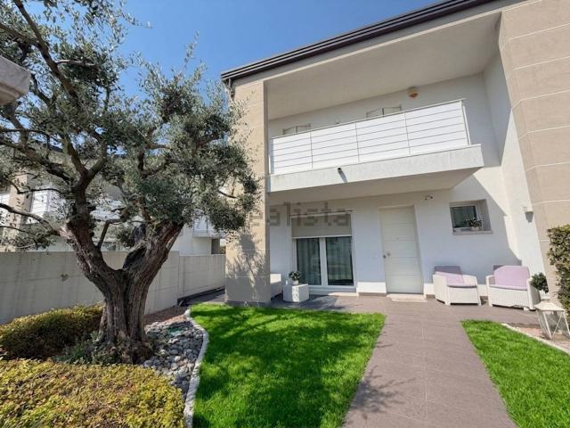 Villetta bifamiliare in vendita di 220 m² in Via Portile