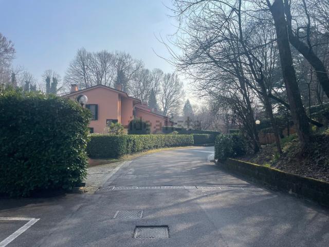 Villetta bifamiliare in vendita di 220 m² in Via Principale, 11