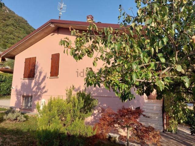 Villetta bifamiliare in vendita di 220 m² in Via Renzano