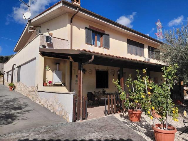 Villetta bifamiliare in vendita di 220 m² in Via Roma