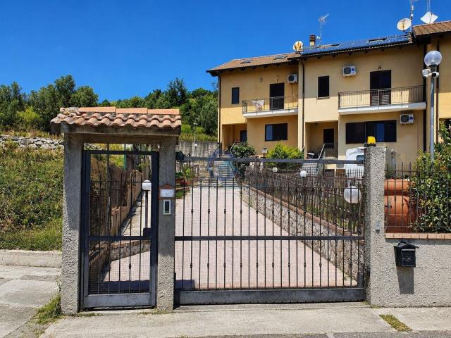 Villetta bifamiliare in vendita di 220 m² in Via Rucci, 12