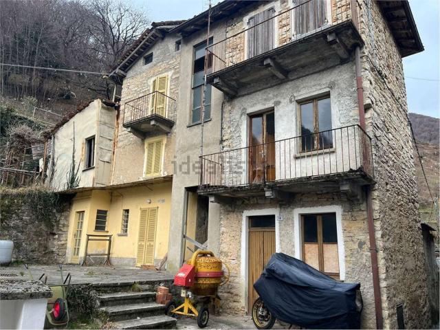 Villetta bifamiliare in vendita di 220 m² in Via Saina, 10