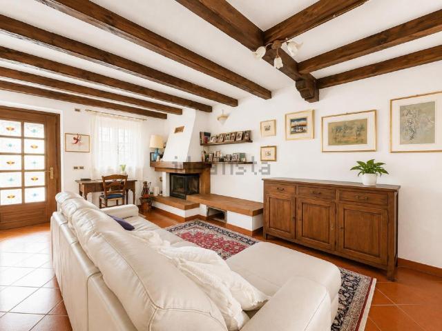 Villetta bifamiliare in vendita di 220 m² in Via Salcano