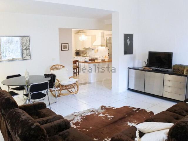 Villetta bifamiliare in vendita di 197 m² in Via Senna