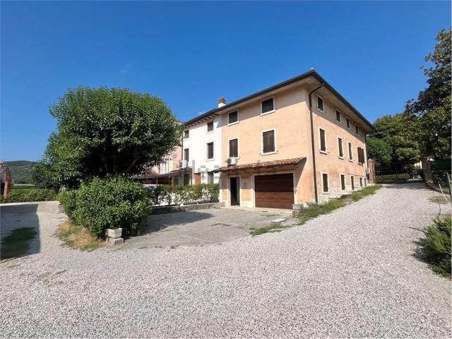 Villetta bifamiliare in vendita di 220 m² in Via Sezano