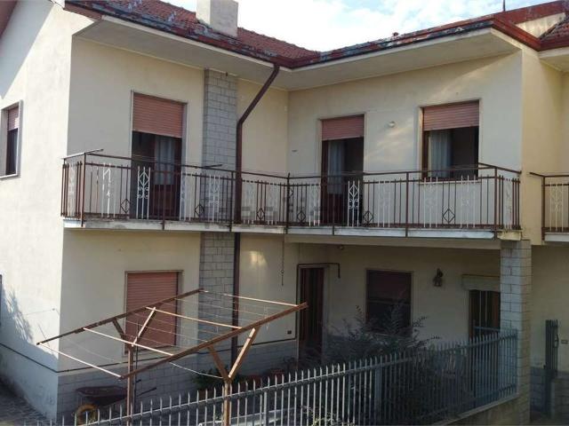 Villetta bifamiliare in vendita di 220 m² in Via Sicilia, 4