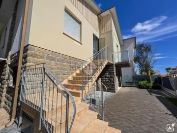 Villetta bifamiliare in vendita di 220 m² in Viale Barce
