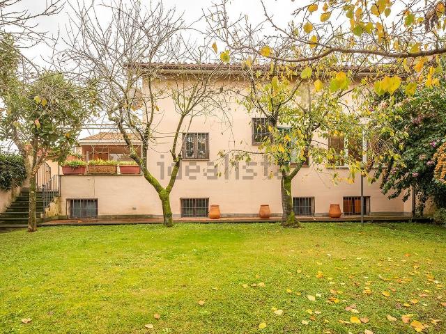 Villetta bifamiliare in vendita di 220 m² in Viale Poggio dei Pini