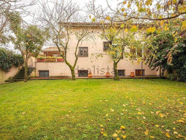 Villetta bifamiliare in vendita di 220 m² in Viale Poggio dei Pini