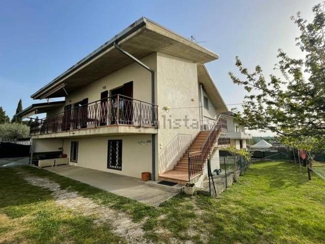 Villetta bifamiliare in vendita di 220 m² in Viale Rimembranza, 14