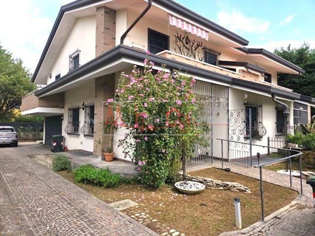 Villetta bifamiliare in vendita di 220 m²