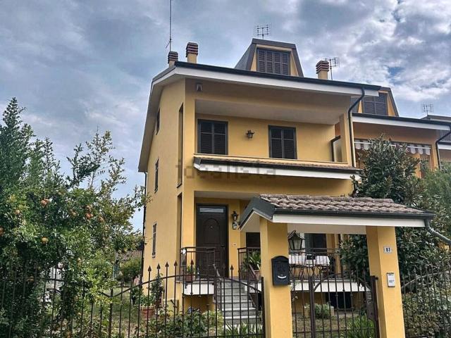 Villetta bifamiliare in vendita di 221 m² in Corso Roma, 87
