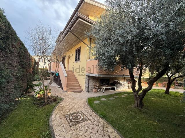 Villetta bifamiliare in vendita di 221 m² in Via Bologna, 1