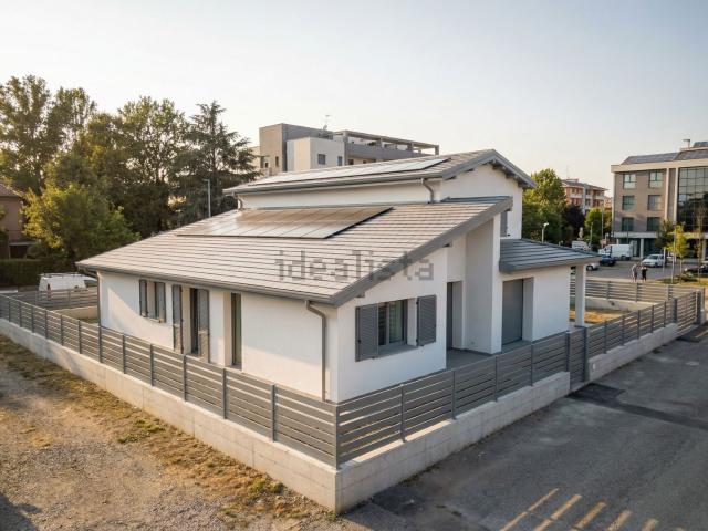 Case e ville in vendita di 221 m² in Via Fabrizio de André