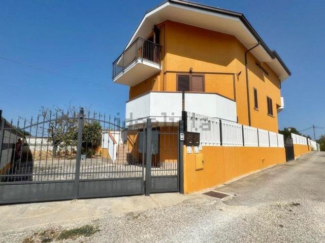 Villetta bifamiliare in vendita di 221 m² in Via Giorgio La Pira, 29