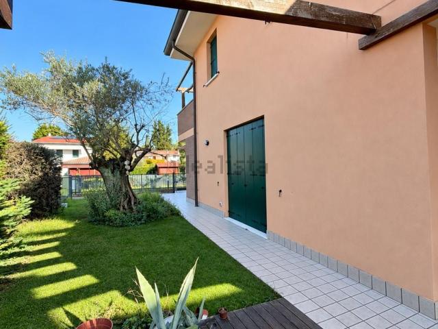 Villetta bifamiliare in vendita di 221 m² in Via Riviera del Brenta, 158