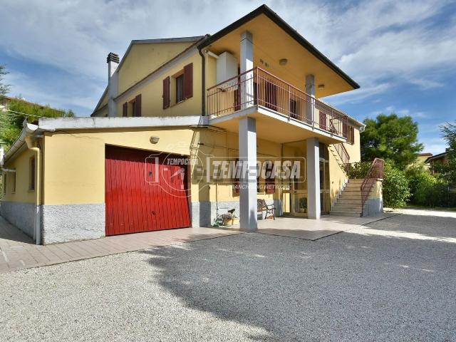 Villetta bifamiliare in vendita di 221 m² in Via Recanati