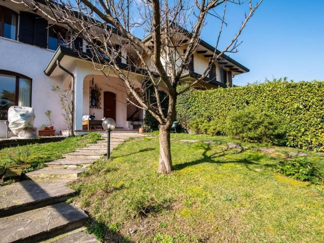 Villetta bifamiliare in vendita di 222 m² in Via Bari, 5