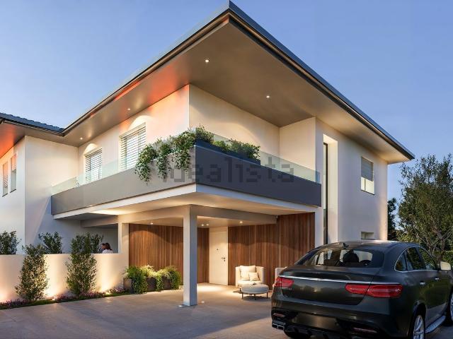 Villetta bifamiliare in vendita di 222 m² in Via C.Battisti, 4