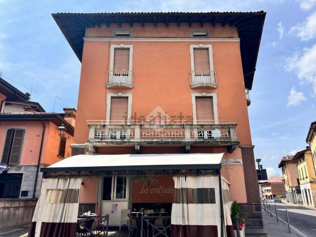 Villetta bifamiliare in vendita di 222 m² in Via Roma, 19