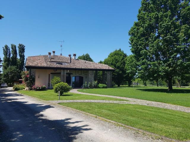 Villetta bifamiliare in vendita di 222 m² in Via San Benedetto