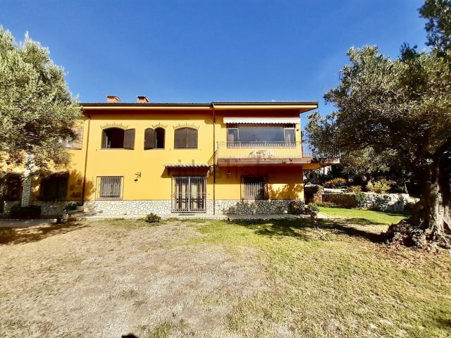 Villetta bifamiliare in vendita di 222 m² in Viale dei Tulipani