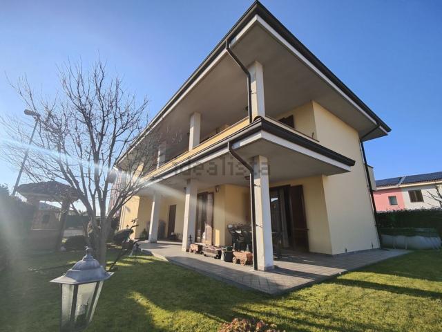 Villetta bifamiliare in vendita di 227 m² in Via A. Moro, 24