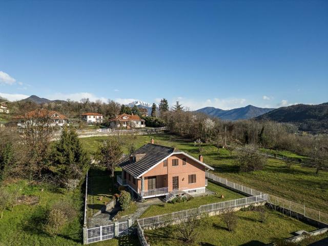 Villetta bifamiliare in vendita di 227 m² in Via Combaluetto, 26