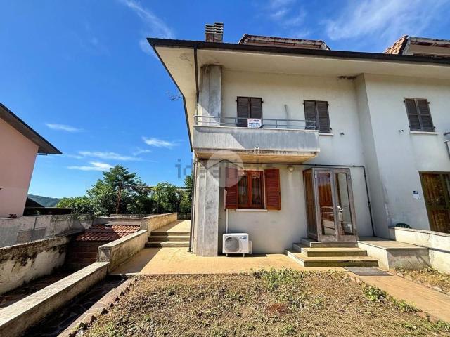 Villetta bifamiliare in vendita di 227 m² in Via Falconara, 27