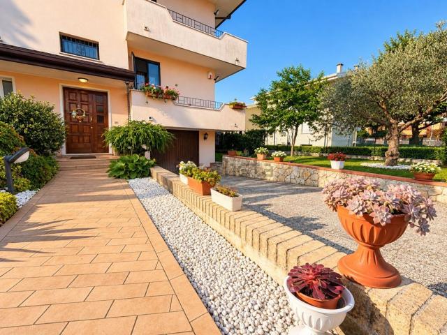 Villetta bifamiliare in vendita di 227 m² in Via Fratelli Bandiera