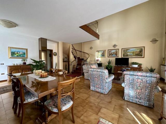 Villetta bifamiliare in vendita di 227 m² in Via Gorizia