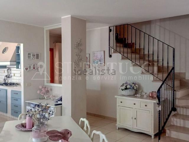 Villetta bifamiliare in vendita di 227 m² in Via Lago Maggiore, 60