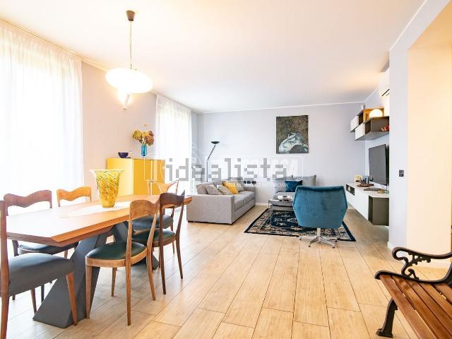 Villetta bifamiliare in vendita di 227 m² in Via mantegazza