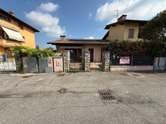 Villetta bifamiliare in vendita di 227 m² in Via Novagli Campagna