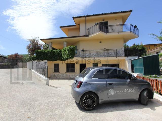 Villetta bifamiliare in vendita di 227 m² in Via Pitagora, 9