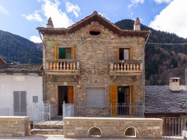 Villetta bifamiliare in vendita di 224 m² in Frazione Arneodi