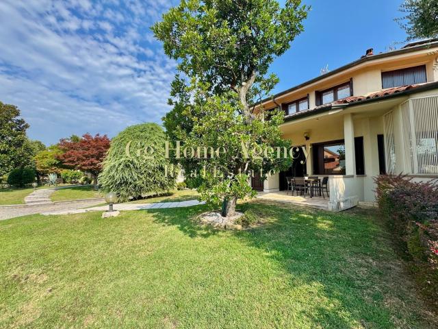 Villetta bifamiliare in vendita di 224 m² in Via della Fontana, 20