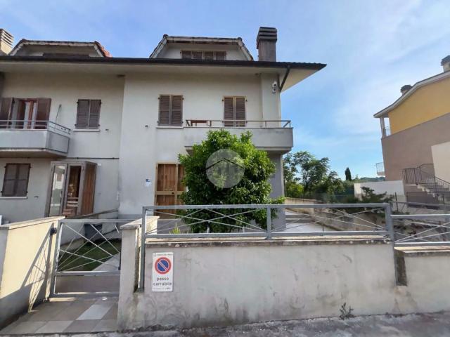 Villetta bifamiliare in vendita di 224 m² in Via Falconara, 29