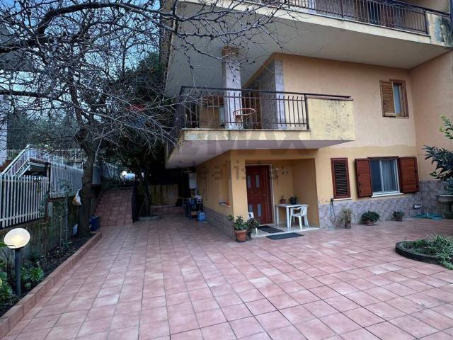 Villetta bifamiliare in vendita di 224 m² in Via Giuseppe Pascaletti, 16