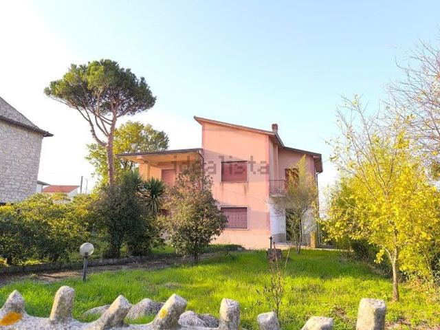 Villetta bifamiliare in vendita di 224 m² in Via santa caterina