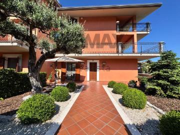 Villetta bifamiliare in vendita di 225 m² in Contrada Santa Giusta, 136