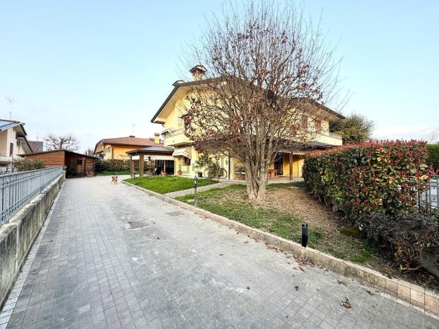Villetta bifamiliare in vendita di 225 m² in Via U. Mancini, 8