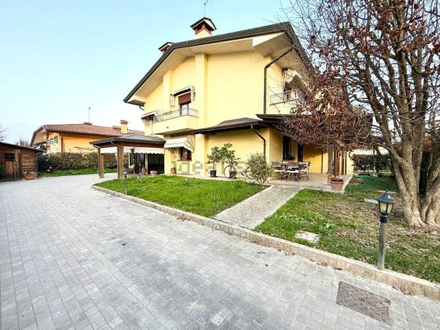 Villetta bifamiliare in vendita di 225 m² in Via U. Mancini, 8
