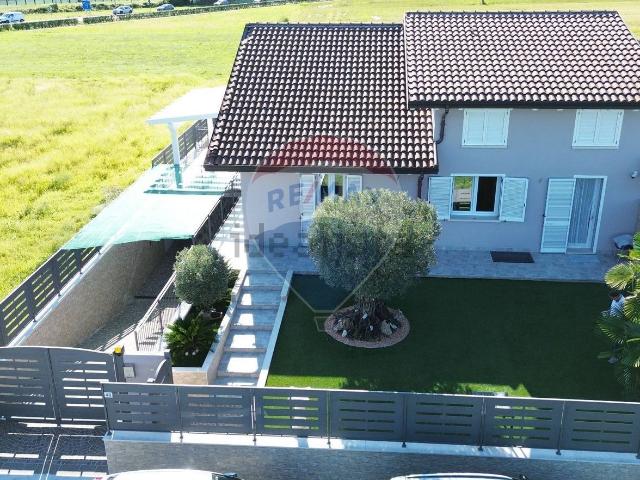 Villetta bifamiliare in vendita di 225 m² in Via Bergamo, 48