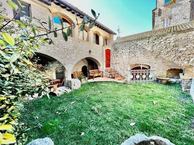 Villetta bifamiliare in vendita di 225 m² in Via Bernardo da Quintavalle