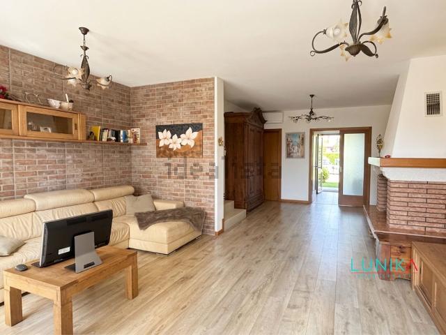 Villetta bifamiliare in vendita di 225 m² in Via Brigata Julia, 15